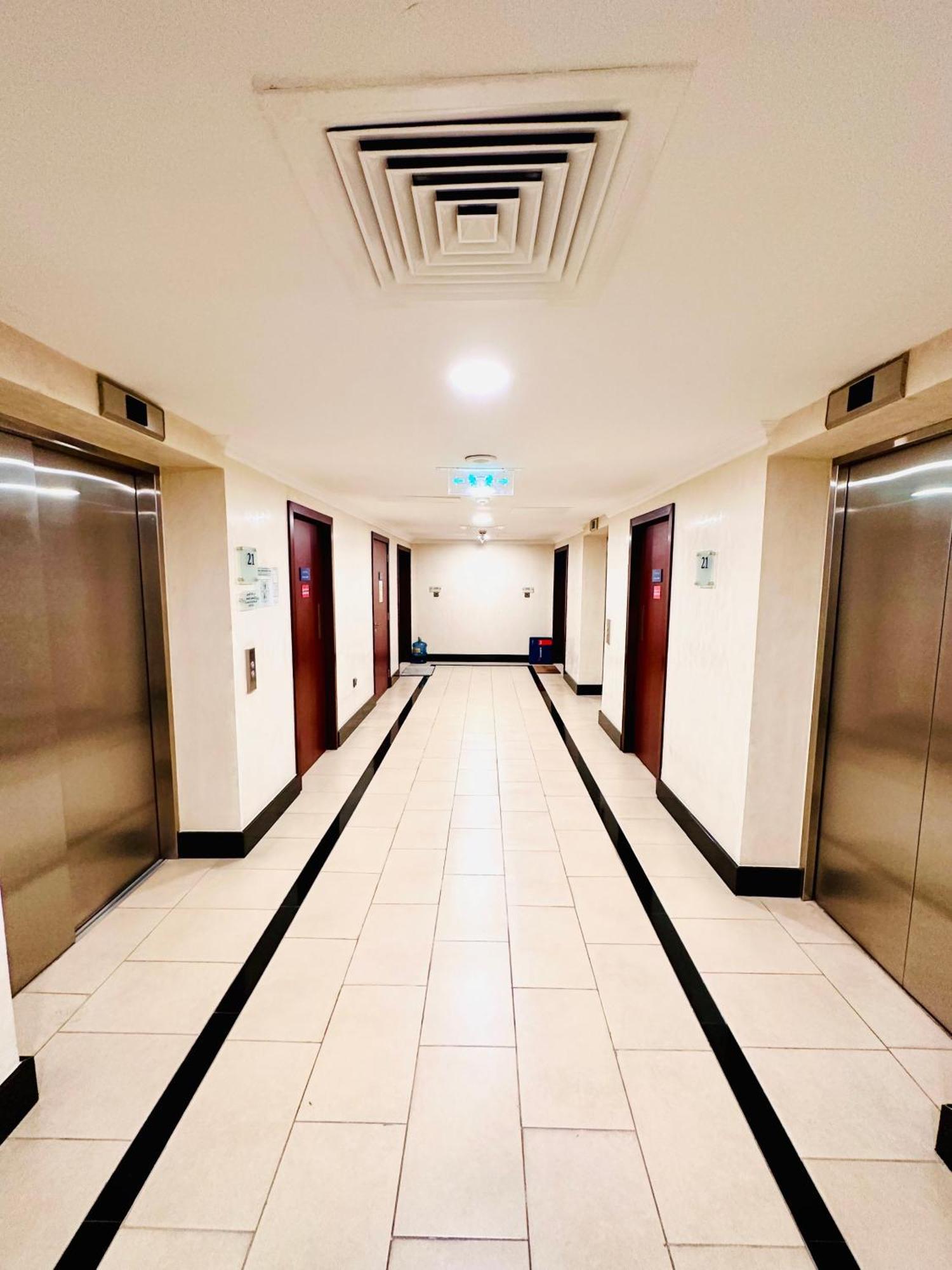 The Aero Hostel Dubai Buitenkant foto